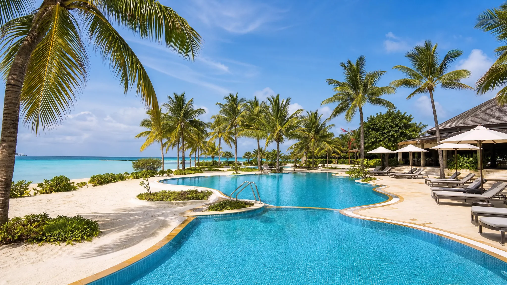 Holiday Inn Kandooma — светлый тропический resort с pool area и пляжем