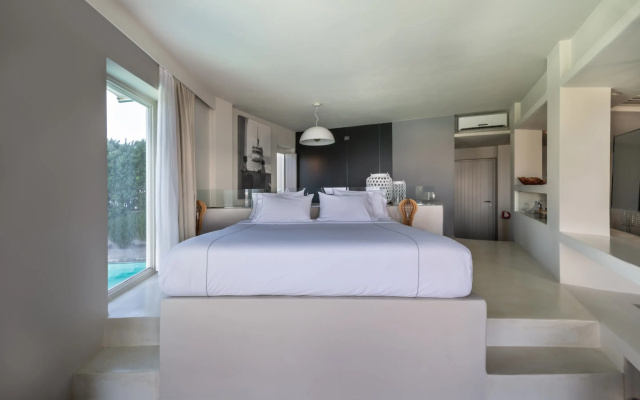 Отель West East Suites